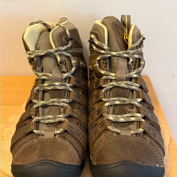 NIB KEEN Women's Voyageur Mid Hiking Boots, Size